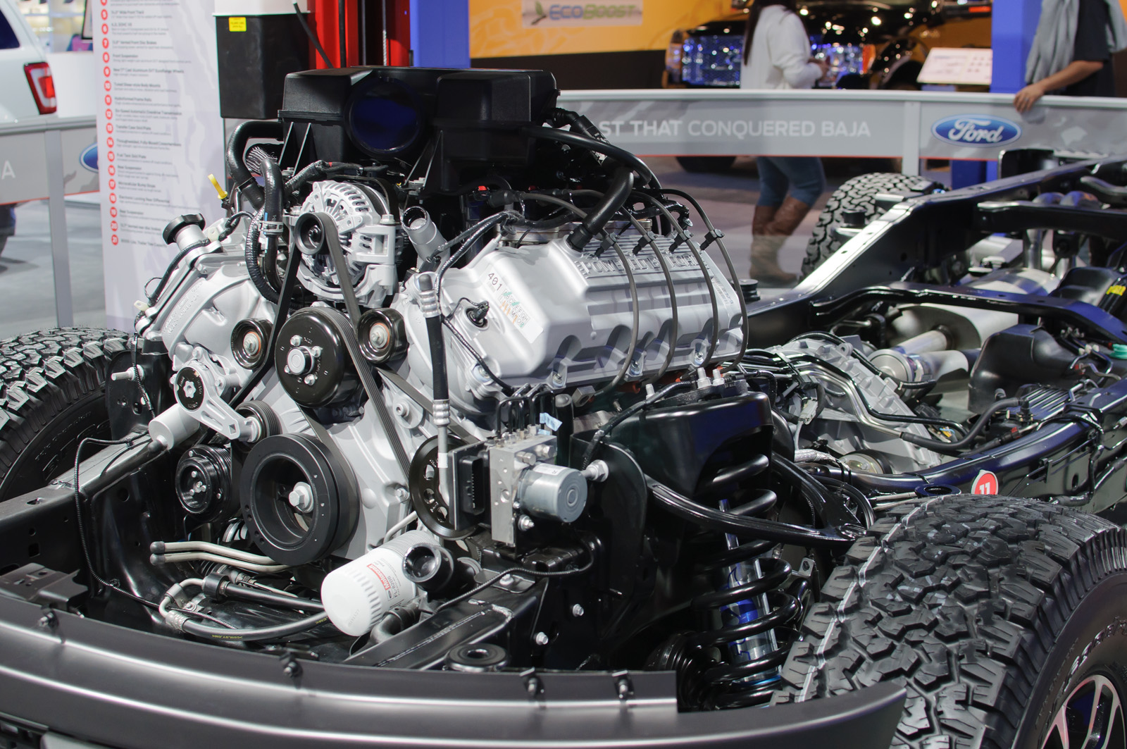 Ford_F-150_Raptor_SVT_-_Flickr_-_skinnylawyer